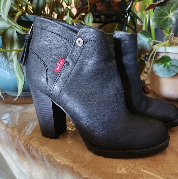 Beautiful levi's boots - Picture 2 of 7